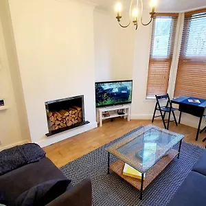 Lovely 2 Bedroom Period Garden Flat. Apartment