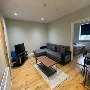 Lovely 1 Bedroom With On Street Parking Apartment