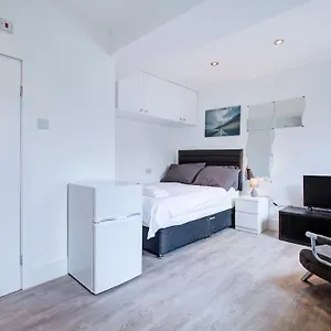 Comfy Lewisham Studio: Access & Free Parking Apartment