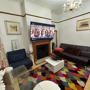 4 Double Bed Family 15 Mins From Central Ldn Apartment