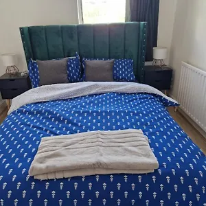 A Lovely One Bedroom In Hither Lane Apartment