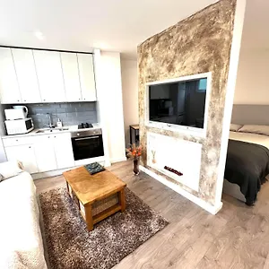 Modern With Free Wifi Apartment