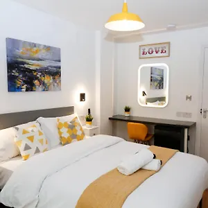 New Luxury In The Heart Of Next To Shops, Cafes, Bars & Metro With Shared Bathrooms Londres